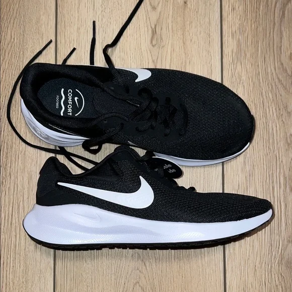 NWT - Nike Revolution 8.5 Wide Black and White Running Shoes - Picture 1 of 12